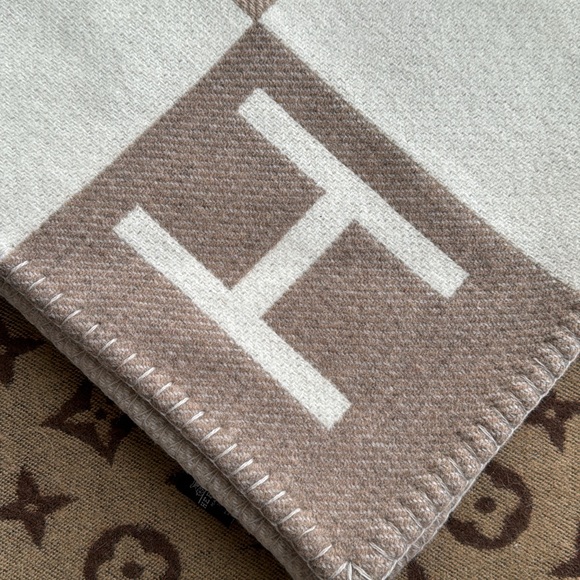 Hermes Avalon Vibration Wool Cashmere Blanket NWOT - Picture 3 of 4